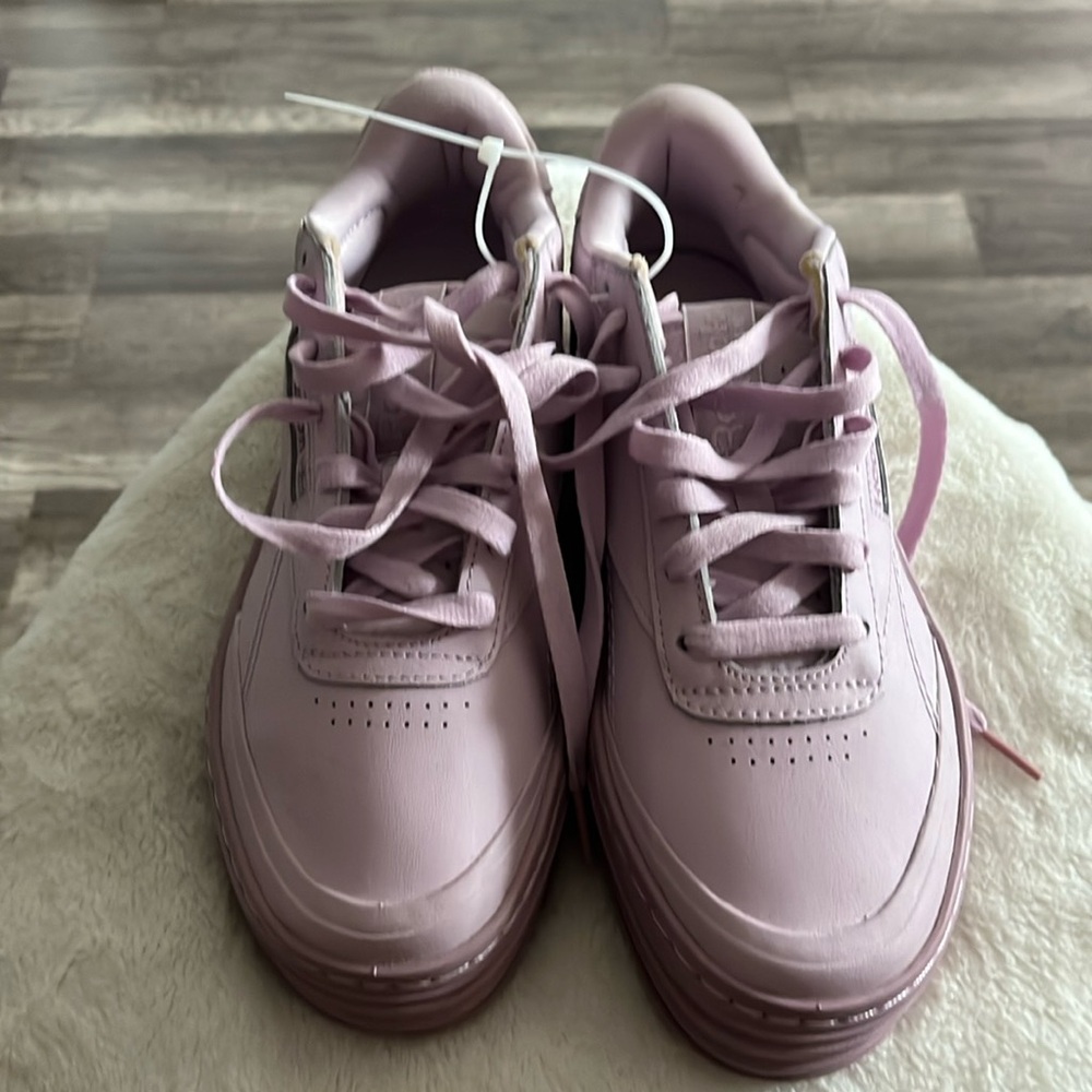Reebok Classic Leather Women's, US size 7 Light Purple ShoesReebok. AS-IS